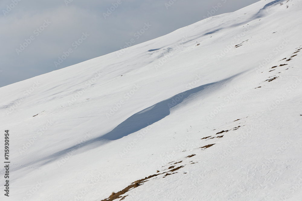 Obraz premium Hike to the snow-capped peaks of the Georgian mountains in the Ilto Nature Reserve 