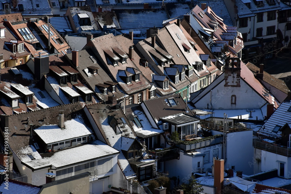 Verschneite Dächer in der Altstadt von Freiburg