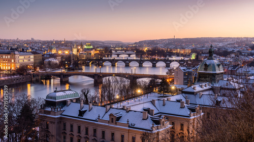Ausblick über das winterliche Prag und die Moldau bei Sonnenuntergang im warmen Winterlicht