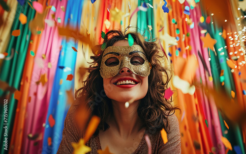 Jovem mulher comemorando o ano novo com máscara em cortinas brilhantes photo