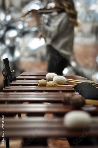 MARIMBA Y BAQUETAS DE PERCUSIÓN