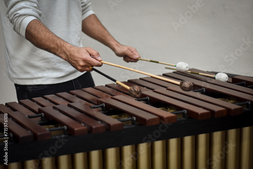 MARIMBA Y BAQUETAS DE PERCUSIÓN