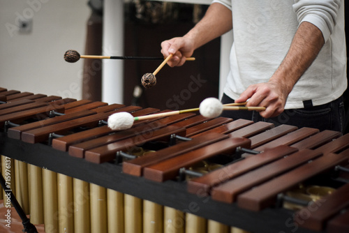 MARIMBA Y BAQUETAS DE PERCUSIÓN