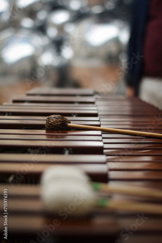 MARIMBA Y BAQUETAS DE PERCUSIÓN