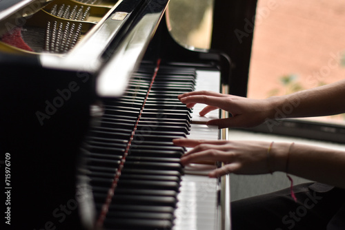 MANOS DE CHICA TOCANDO EL PIANO