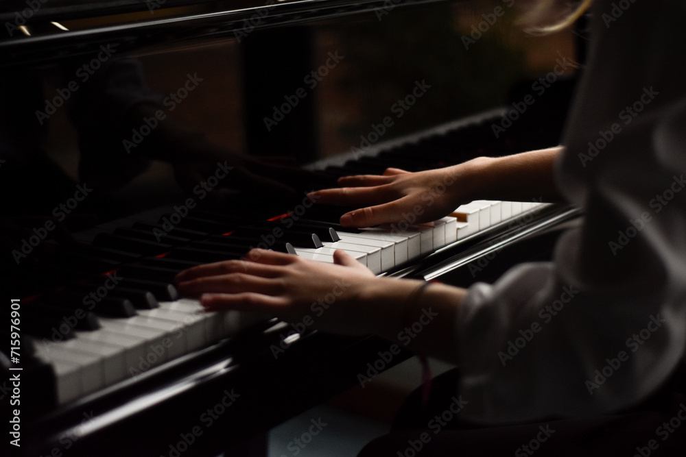Fototapeta premium MANOS DE CHICA TOCANDO EL PIANO