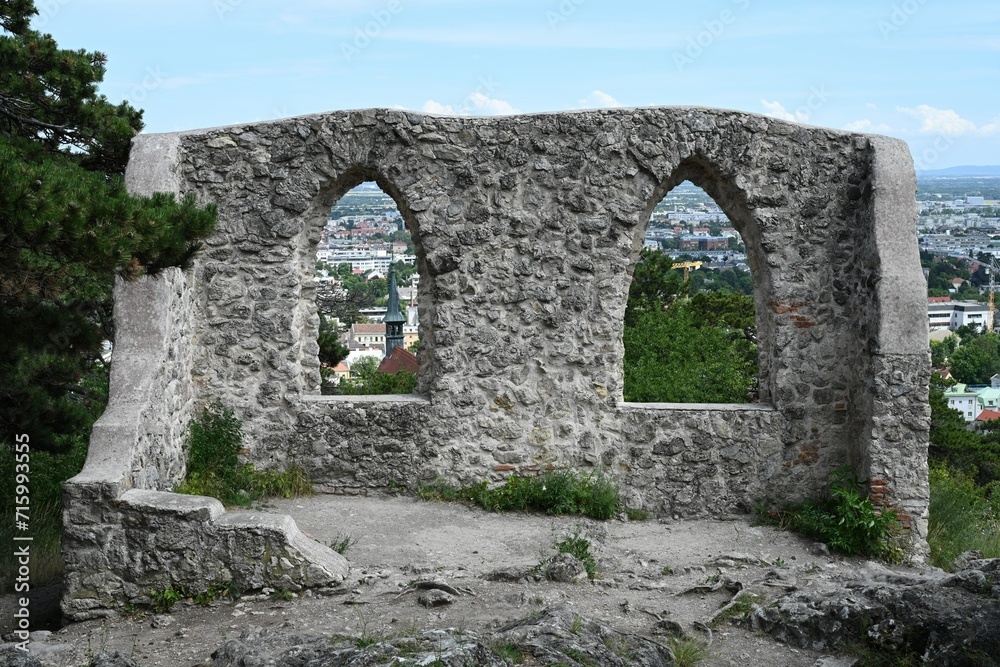 Künstliche Ruine, Mauer mit zwei Spitzbogenfenstern, auch Augengläser, Mödling, Österreich, 13.07.2023