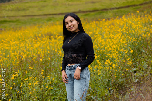 Entre Flores amarillas un chica atractiva ,La Esencia Radiante de una Vida Saludable,aire libre,estilo devida,camiseta negra photo