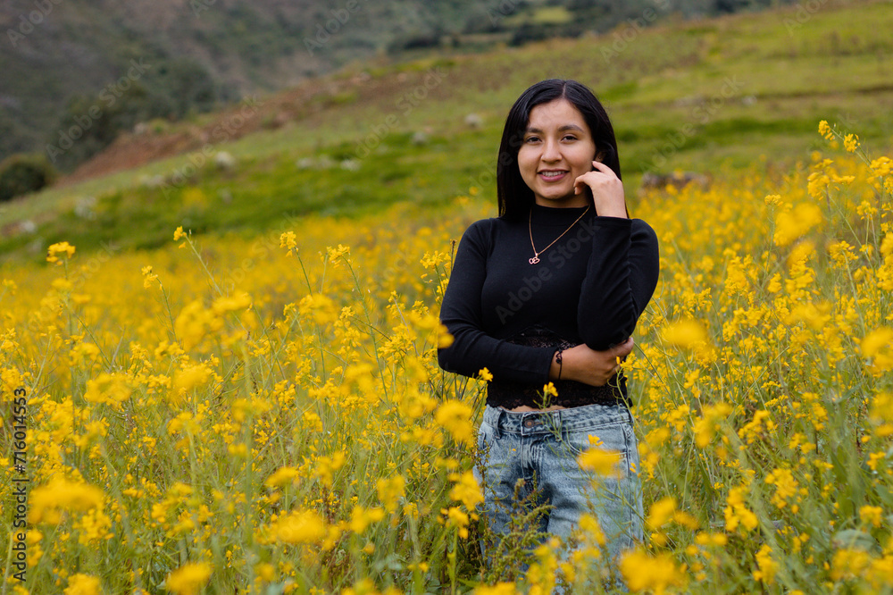 Entre Flores amarillas un chica atractiva ,La Esencia Radiante de una Vida Saludable,aire libre,estilo devida,camiseta negra Entre Flores amarillas un chica atractiva ,La Esencia Radiante de una Vida Saludable,aire libre,estilo devida,camiseta negra