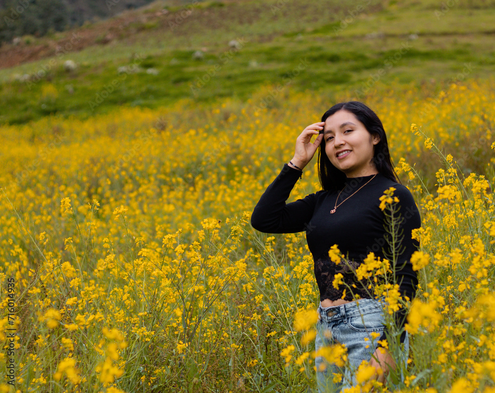 Entre Flores amarillas un chica atractiva ,La Esencia Radiante de una Vida Saludable,aire libre,estilo devida,camiseta negra