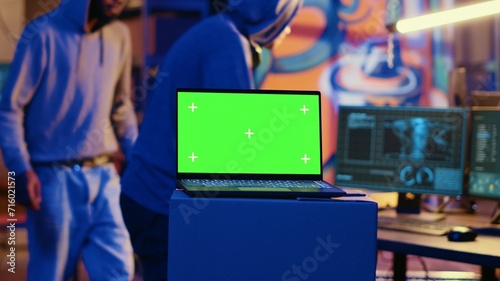 Foto Isolated screen laptop used by cybercriminals in abandoned warehouse to write lines of code, developing malware that get past security systems
