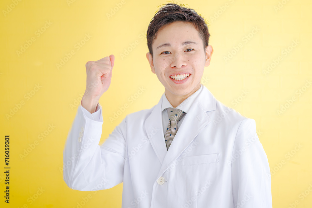 ゴールド背景と白衣の男性