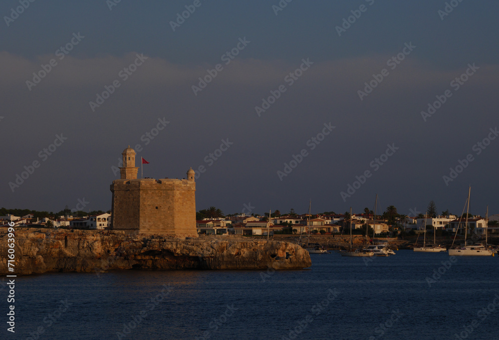 Imagen, realizada desde el mirador del faro de Sa Farola, de la Torre de San Nicolas que servía de defensa en la entrada del puerto de Ciutadella de Menorca 