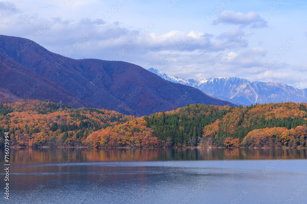 紅葉に包まれた秋の戸隠連峰と青木湖