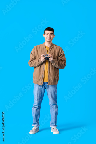 Young male photographer wit...