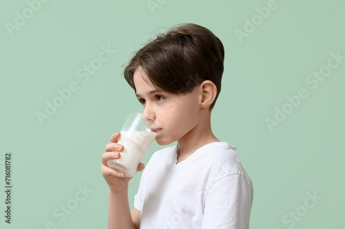 Little boy drinking fresh m...