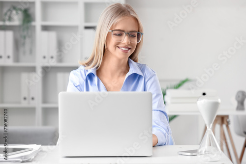 Young businesswoman with la...