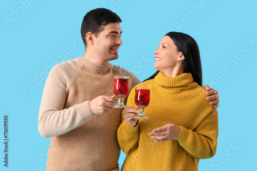 Young couple with glasses o...