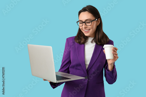 Young businesswoman with la...