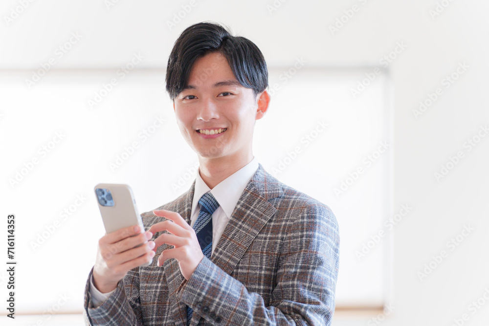 スマホを持つビジネスマン