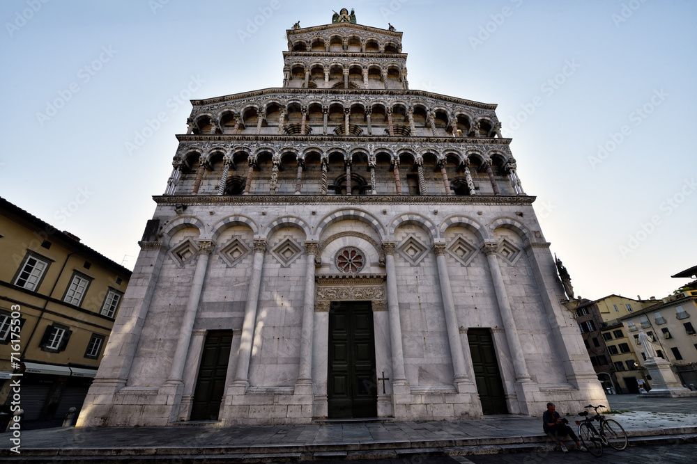 Around the center of the splendid cities of Pisa and Lucca