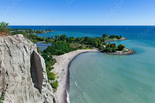 Obraz na plátně Scarborough Bluffs and Bluffers Park with Lake Ontario