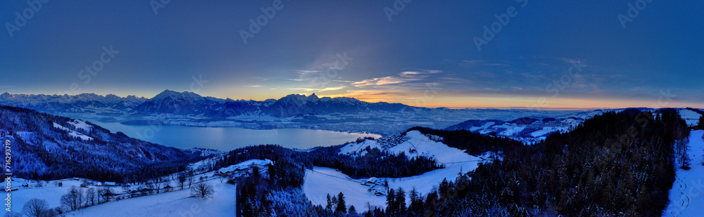 Obraz premium Blick über Heiligenschwendi in Richtung Thuner See, Schweiz, Januar 2024