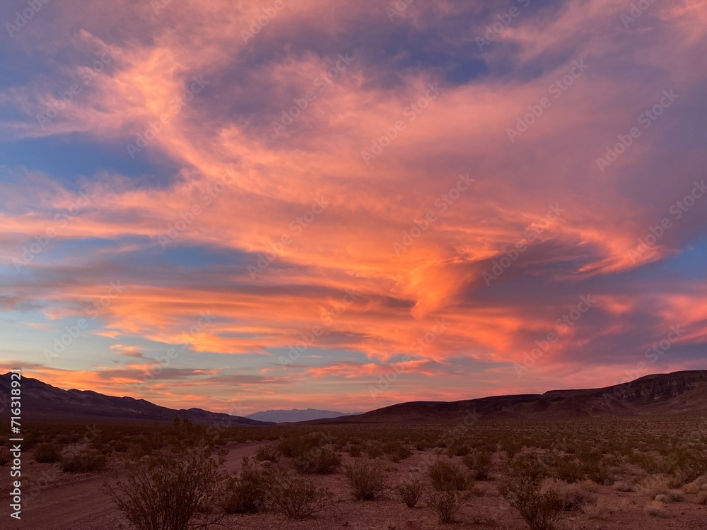 Fototapeta premium Dramatic sunset clouds in big sky