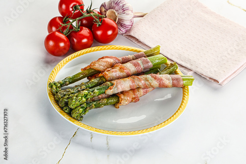 Grilled asparagus with bacon