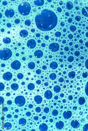 Błękitno niebieskie morskie bąbelki, wzór tekstury pianki na tło