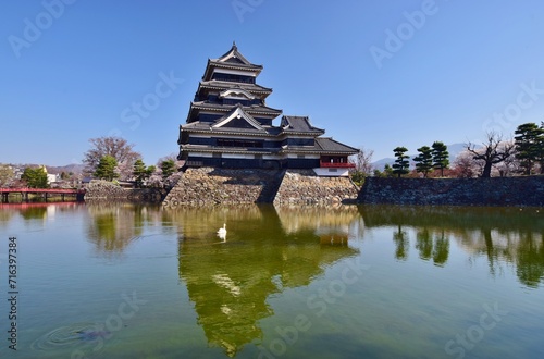 青空に映える国宝 松本城