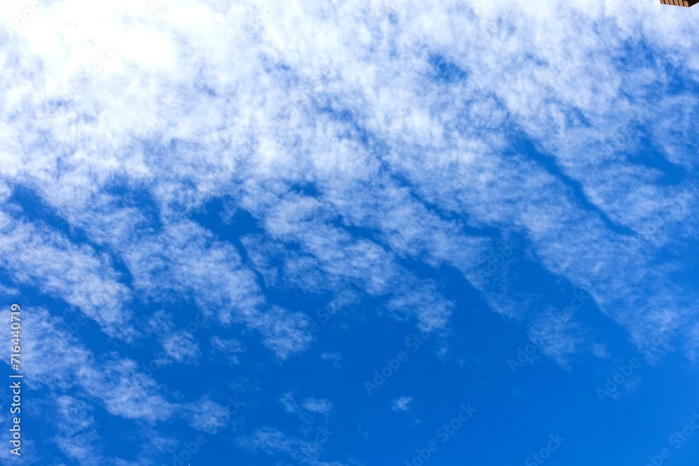 帯状の雲と青空