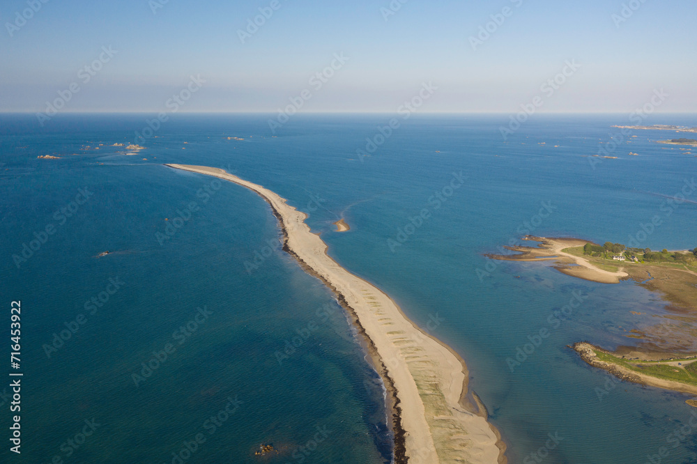 avancée de sable dans la mer, le sillon de Talbert dans le département des Côtes d'Armor en Bretagne avancée de sable dans la mer, le sillon de Talbert dans le département des Côtes d'Armor en Bretagne