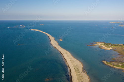 avancée de sable dans la mer, le sillon de Talbert dans le département des Côtes d'Armor en Bretagne