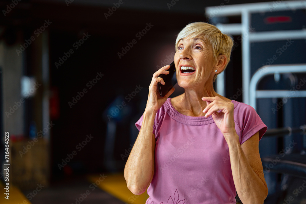 Fototapeta premium gym sport fitness exercise woman training phone message texting smartphone mobile mobile phone health healthy smart using app online break running treadmill
