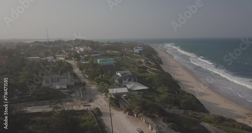 Plan en drone de la plage et de la ville de Tofo, Mozambique photo