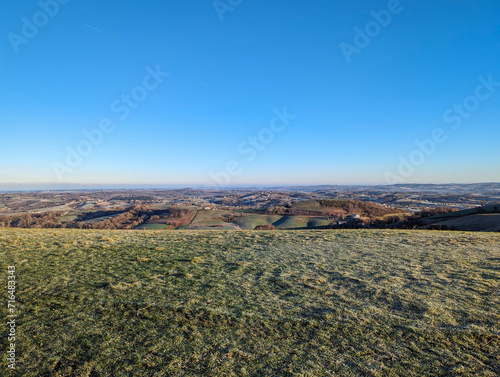 Paisagem rural de pastagens com uma espessa camada de geada sobre a relva, em um gélido dia de Inverno