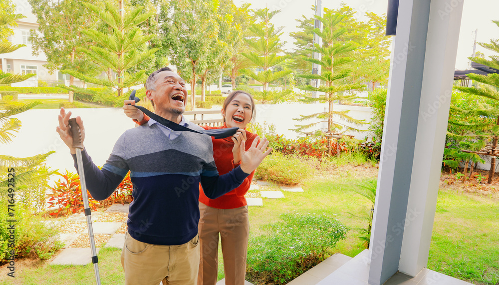 Obraz premium Beautiful eldest daughter unwrapped black cloth covering her eyes retired father stood together in front the house celebrating new home gift expressing his excitement happiness at the new home.