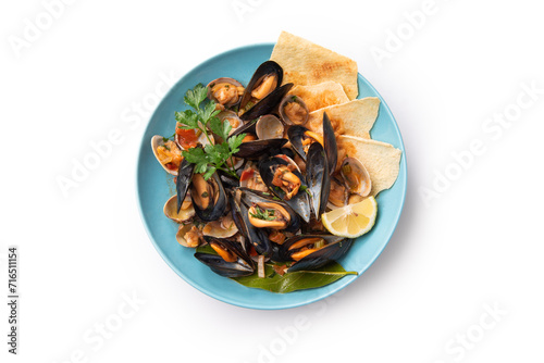 Piatto di deliziosa zuppetta di cozze, antipasto italiano, cibo mediterraneo 