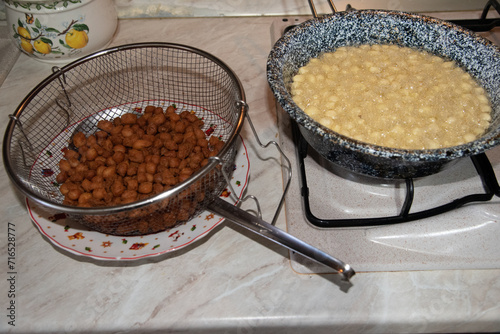 Preparazione dei purcedduzzi , durante la frittura e dopo la cottura.