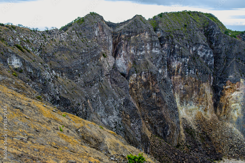 Obraz premium On the verge of a peak, on the edge of a precipice, sky and land merge in overwhelming beauty 