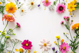 Flat Lay frischer Blumen auf weißem Hintergrund mit Copyspace