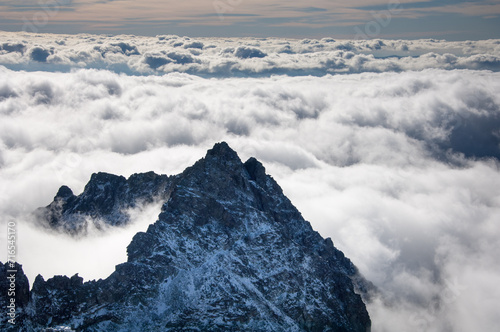 Szczyt górski ponad chmurami.