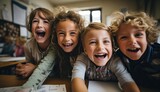 Un grupo de niños alegres jugando juntos y divirtiéndose en el colegio.Mirando a cámara y sonriendo. Imagen selfie. Concepto de amistad