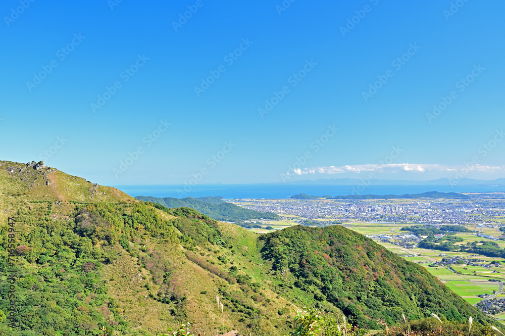 平尾台風神山から天狗岩と行橋市方面の眺め　福岡県北九州市　