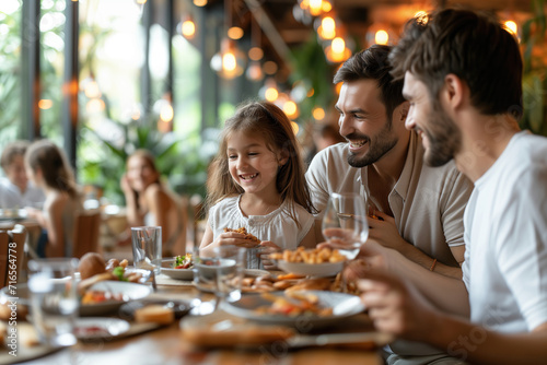 Retrato de familia feliz comiendo en el restaurante. Reunion familiar  disfrutando en familia de momentos de vacaciones.