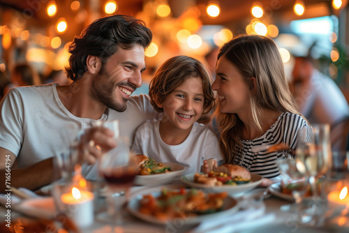 Retrato de familia feliz comiendo en el restaurante. Reunion familiar  disfrutando en familia de momentos de vacaciones.