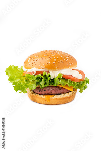 Hamburger con pane ai semi di sesamo, maionese, pomodoro, insalata, formaggio e carne di manzo