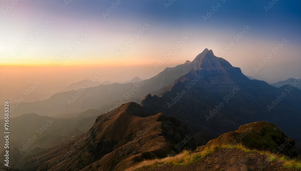 Obraz premium meesapulimala peak in west ghats at sunrise