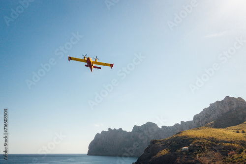 Obraz na plátně Un canadair survolant l'île de Majorque
